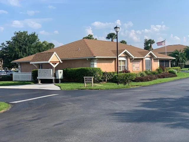 1536 SE Royal Green Cir #104 — Photo 7