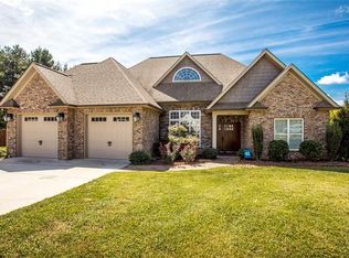 1841 Waterbury Ct, Hickory, NC 28602