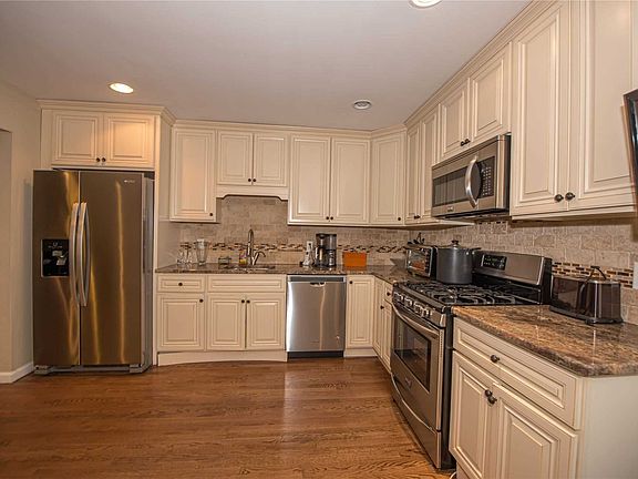 3rd image of 205 Oaklawn Dr