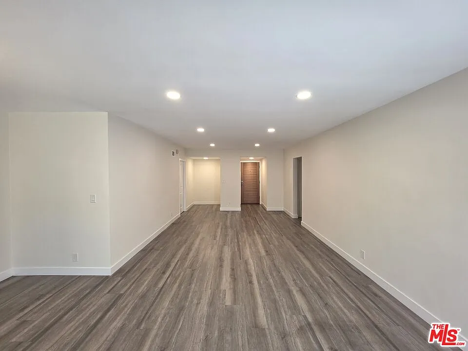 3 bed, 2.0 bath, 1400 sqft, $4,200 — Photo 2
