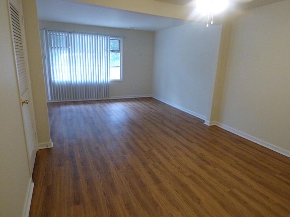 2nd image of 40 Knock N Knoll Cir