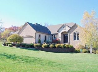 4755 S Rolling Meadow Dr, New Berlin, WI 53146