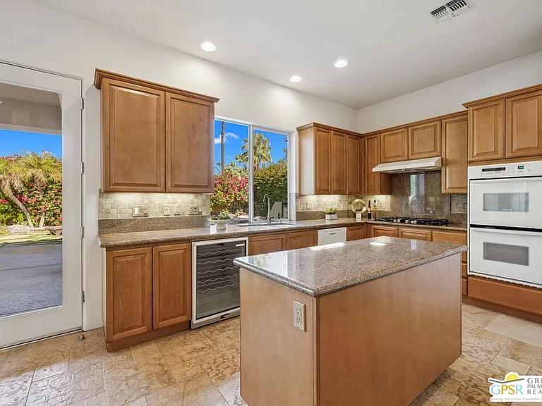 2 Varsity Cir — Photo 17