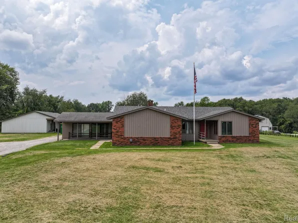 9222 Thread River Dr, Goodrich, MI 48438