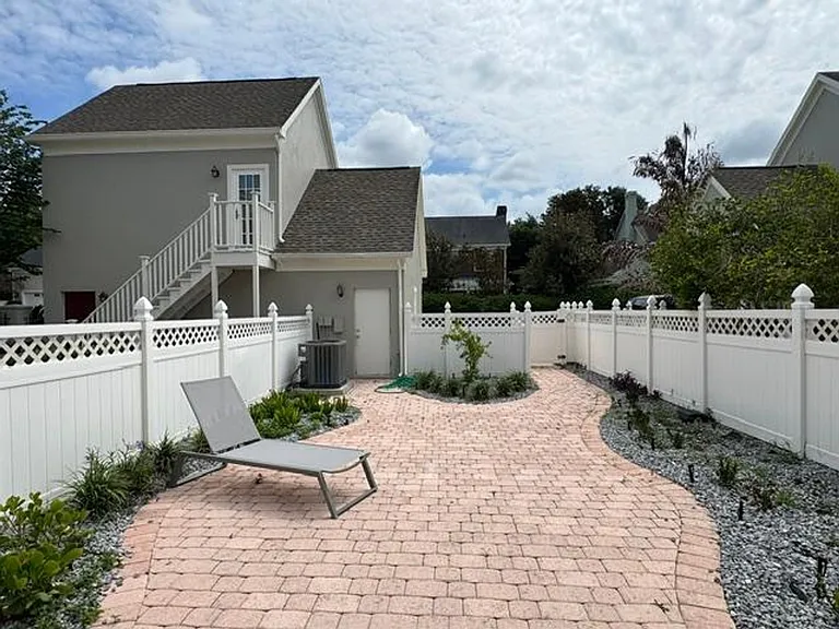 537 Campus St — Photo 33
