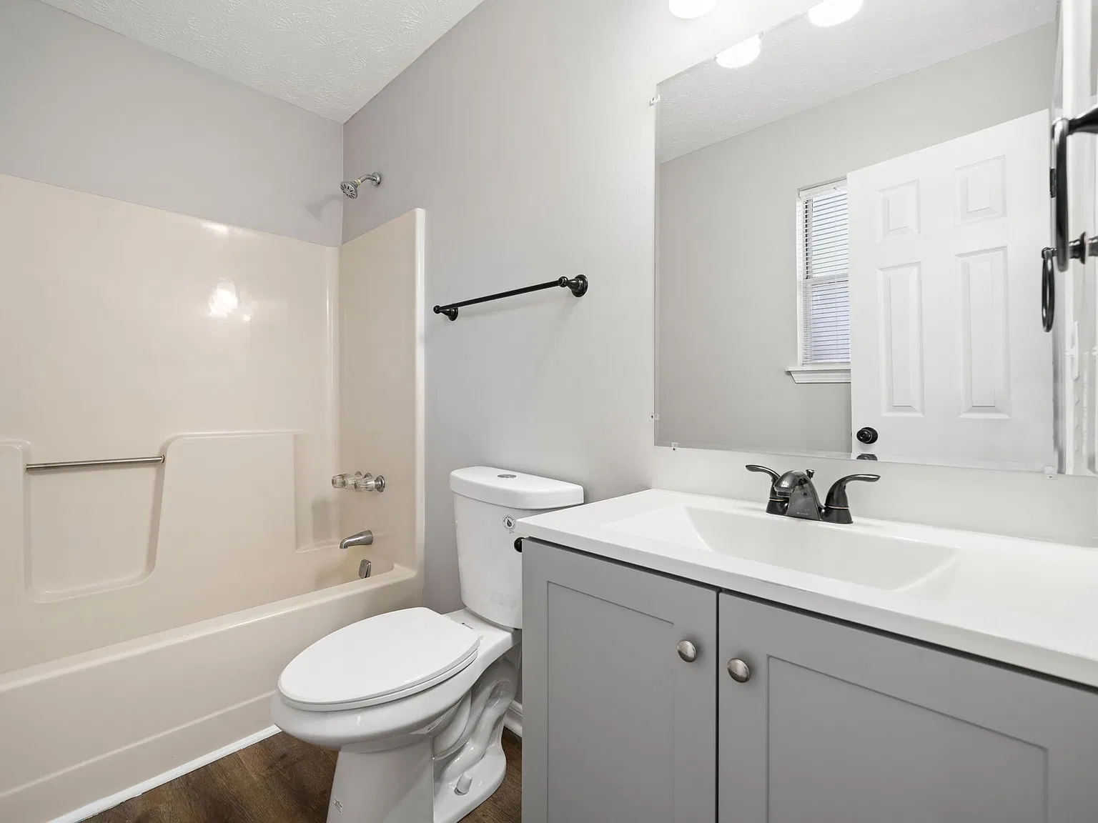 3 bed, 1099 sqft, $1,950 — Photo 4