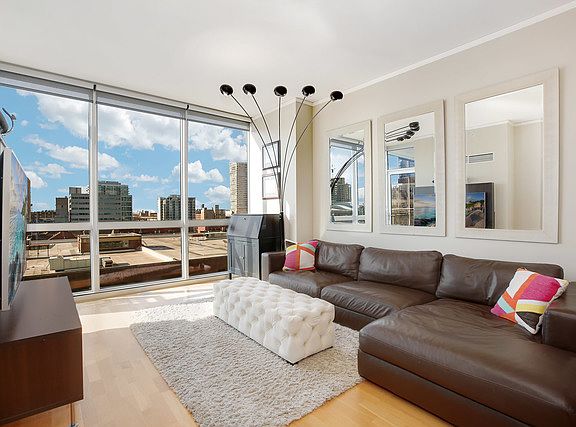 3rd image of 1901 S Calumet Ave #811