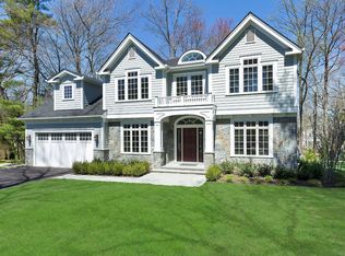 32 Sycamore Dr, Roslyn, NY 11576