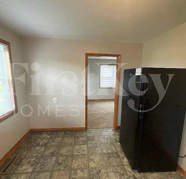 422 Granville Ave — Photo 5