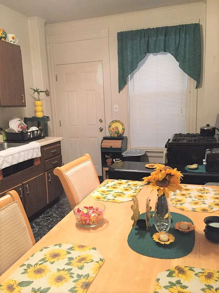 556 Middle Ave - B — Photo 4