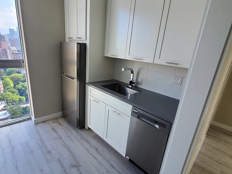 1555 N Dearborn Pkwy #27E — Photo 7