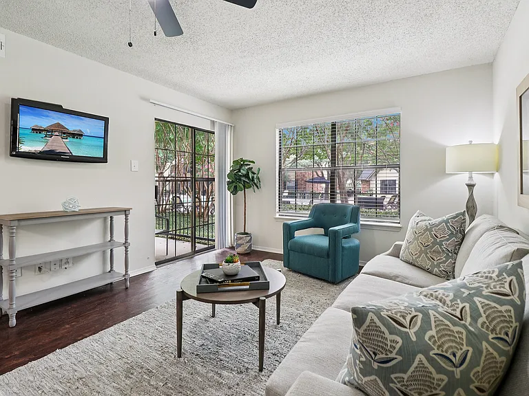 B1 Livingroom look to patio