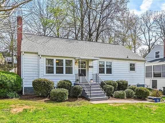 2nd image of 2328 Lyndhurst Ave