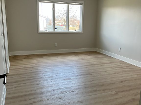 4th image of 809 Wellington Dr #1