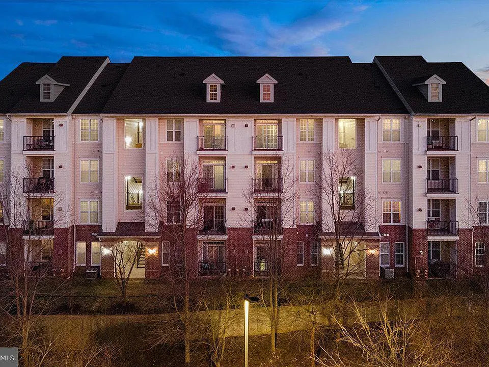 21191 McFadden Sq #208