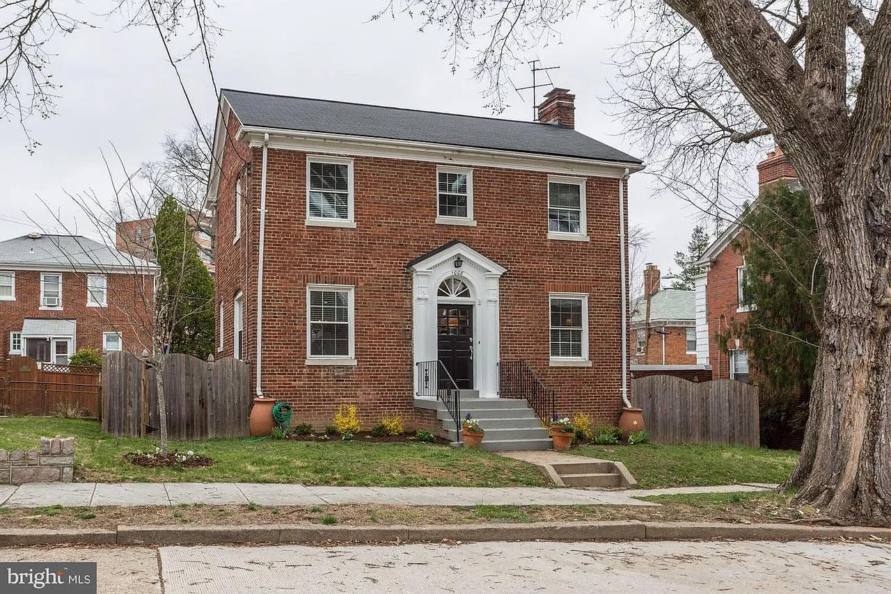 1008 Urell Pl NE photo 1