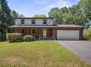 450 Greenwood Dr, Hermitage, PA 16148