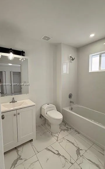 811 E 52nd St #102 — Photo 25