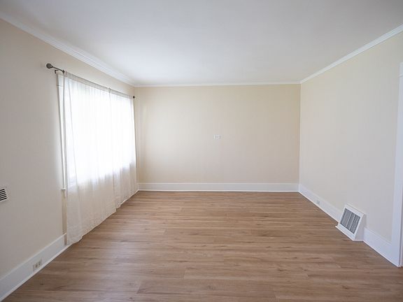 5th image of 452 W Wilson Ave