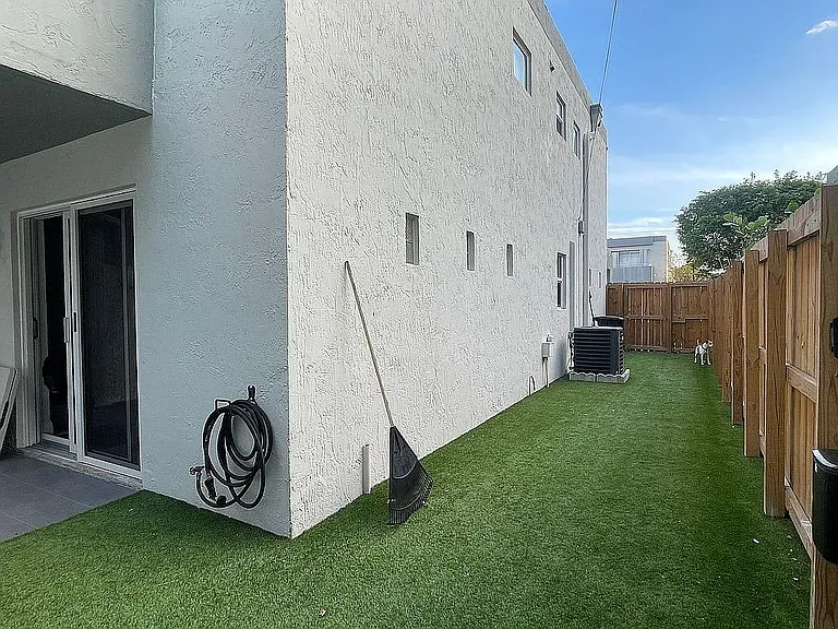 3607 SW 17th St — Photo 2