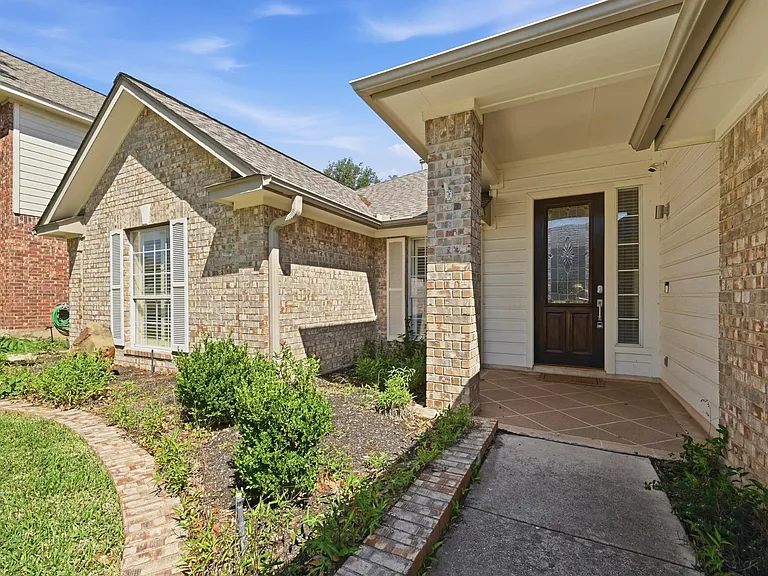 905 Hunters Creek Dr — Photo 3