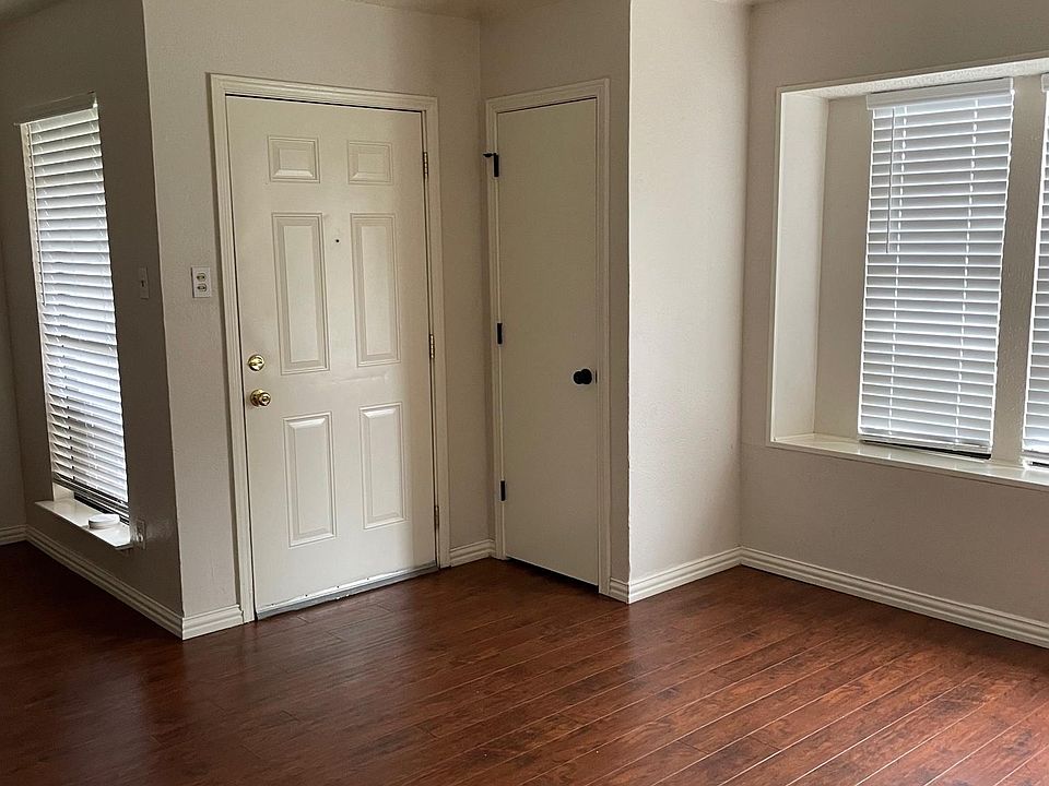 Entry/Living Room