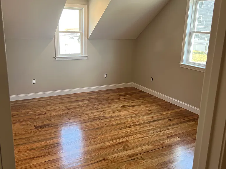 11-13 Garfield Ave — Photo 9