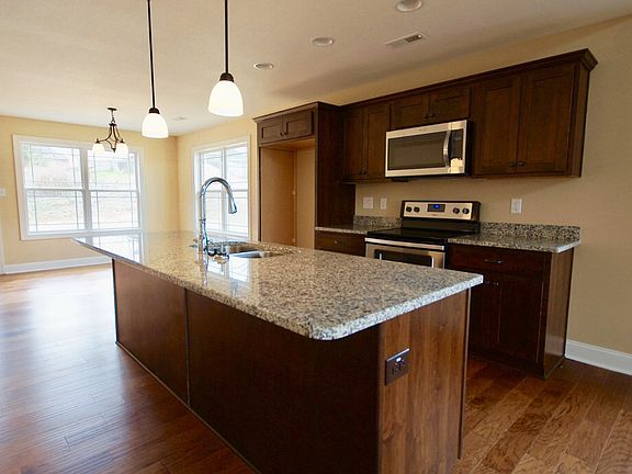 3rd image of 104 Canyon Pl