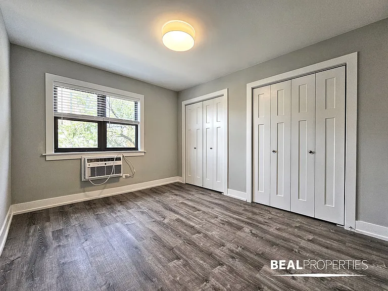 445 W Barry — Photo 122