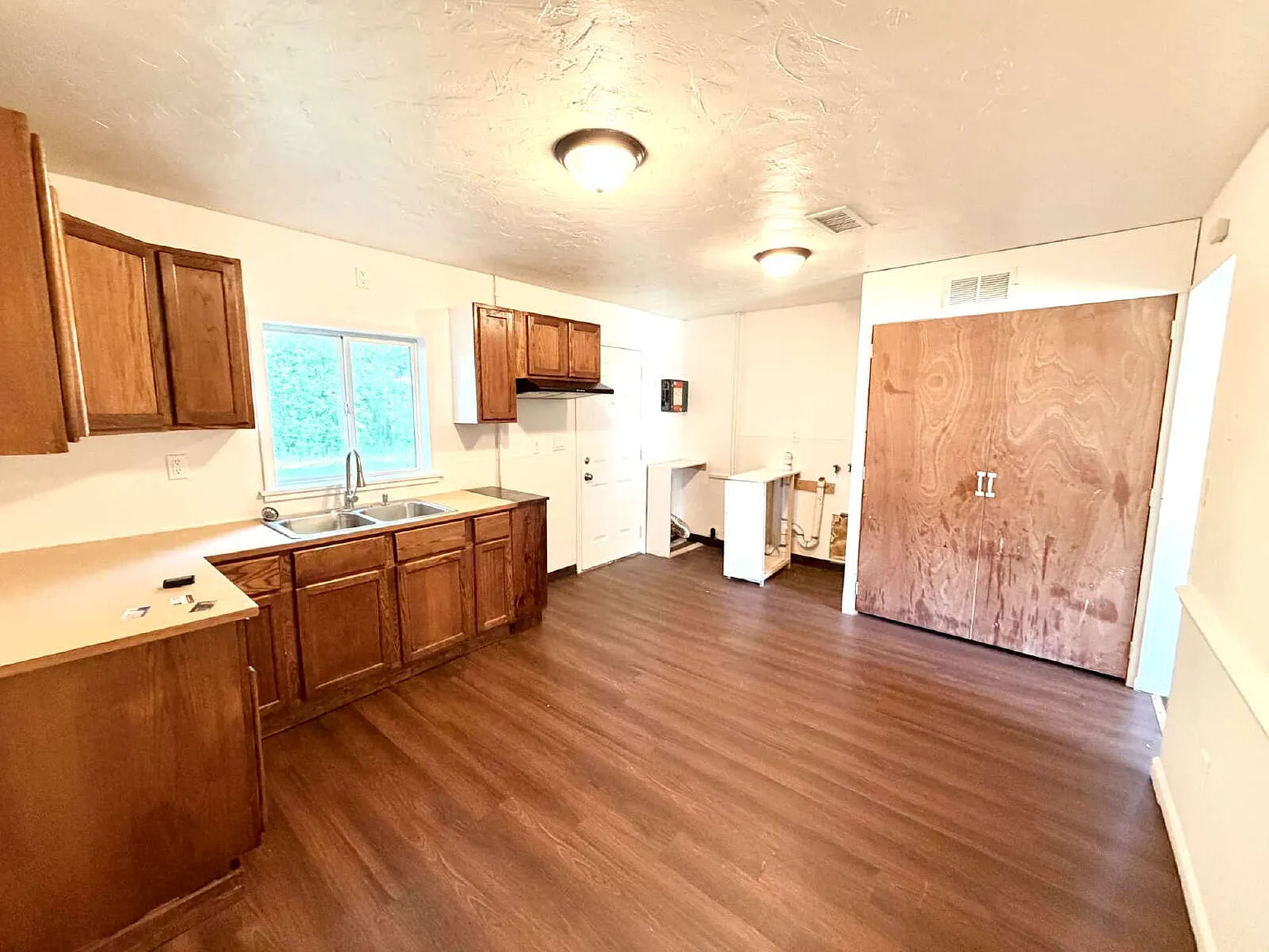 3 bed, 1.0 bath, 864 sqft, $1,075 — Photo 4