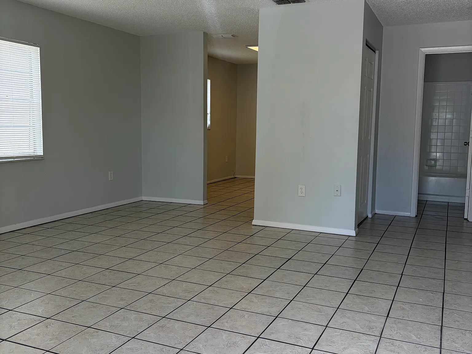2 bed, 980 sqft, $1,600 — Photo 2