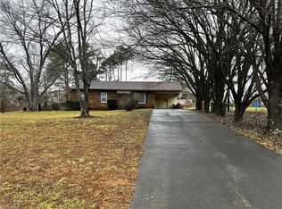 1940 Clover Trl, Walkertown, NC 27051