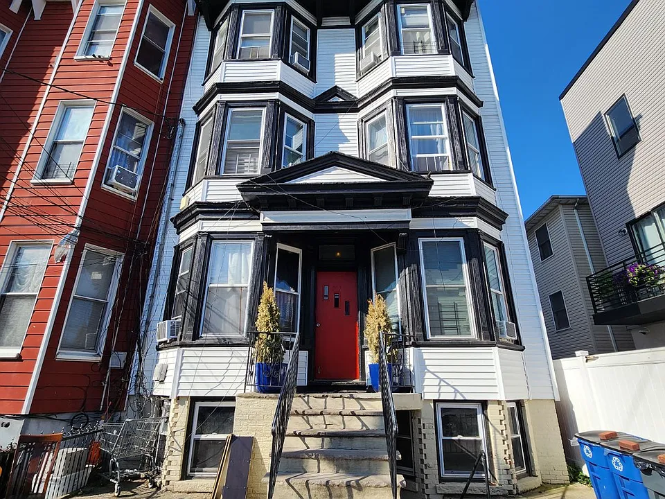 207 Bowers St #2L