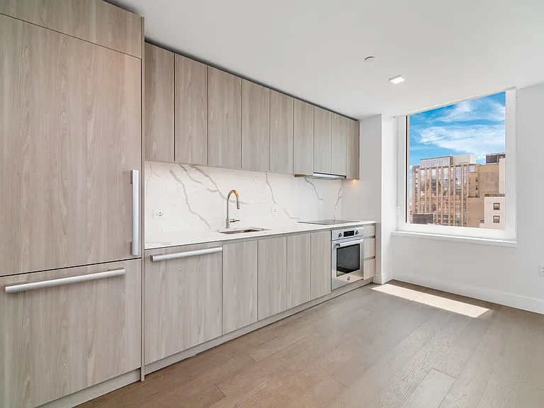 200 E 23rd St #14G — Photo 4