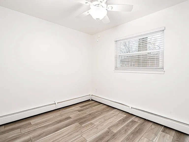 Lindsay Court Apartments — Photo 19