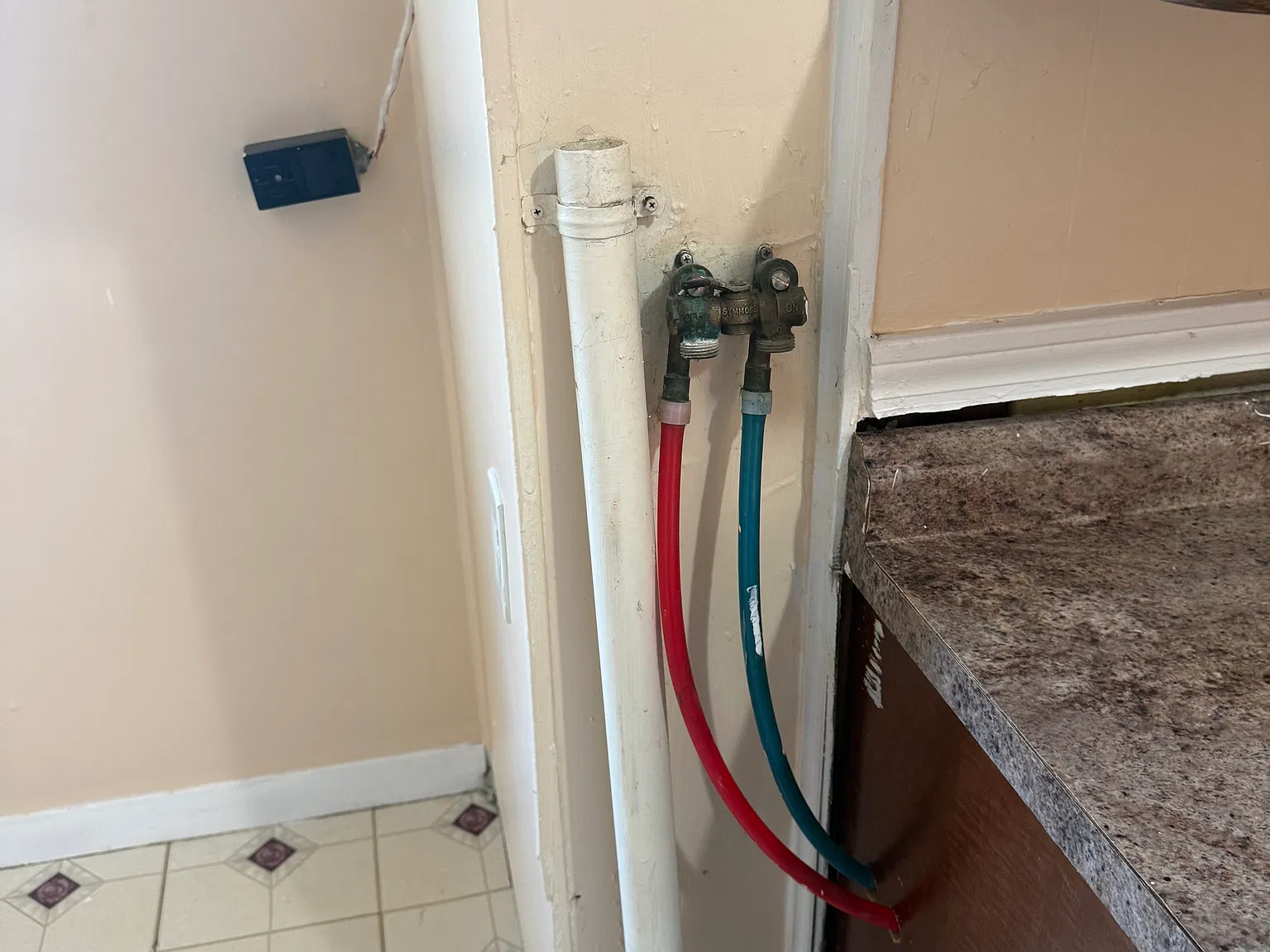3 bed, 900 sqft, $3,000 — Photo 3