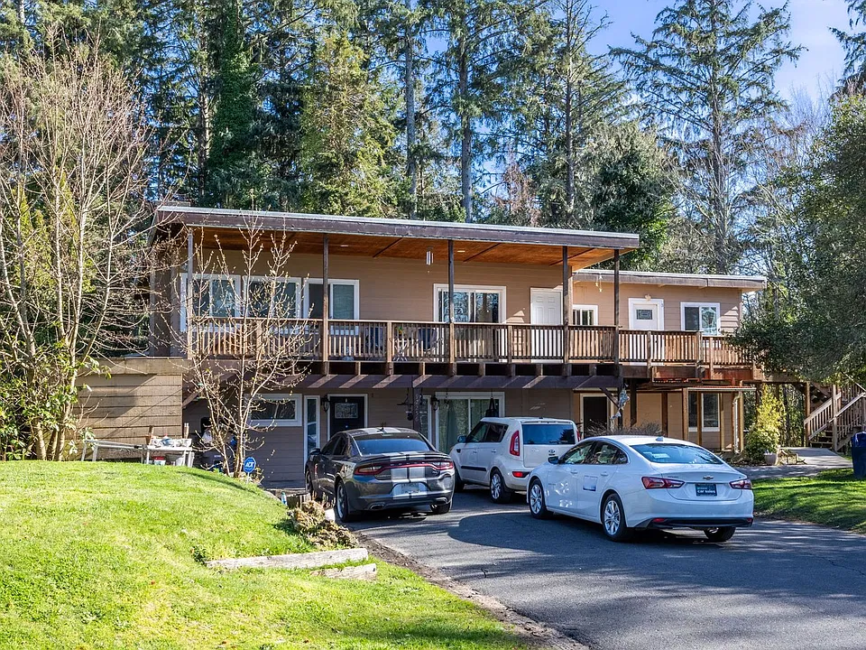 92256 Hummingbird Ln, Warrenton, OR 97146