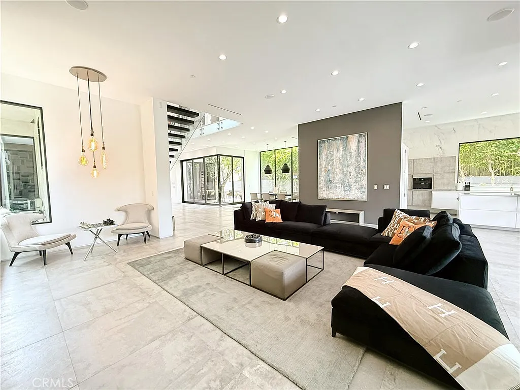 5 bed, 4567 sqft, $42,000 — Photo 4