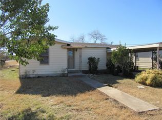 807 E 7th St, Nixon, TX 78140