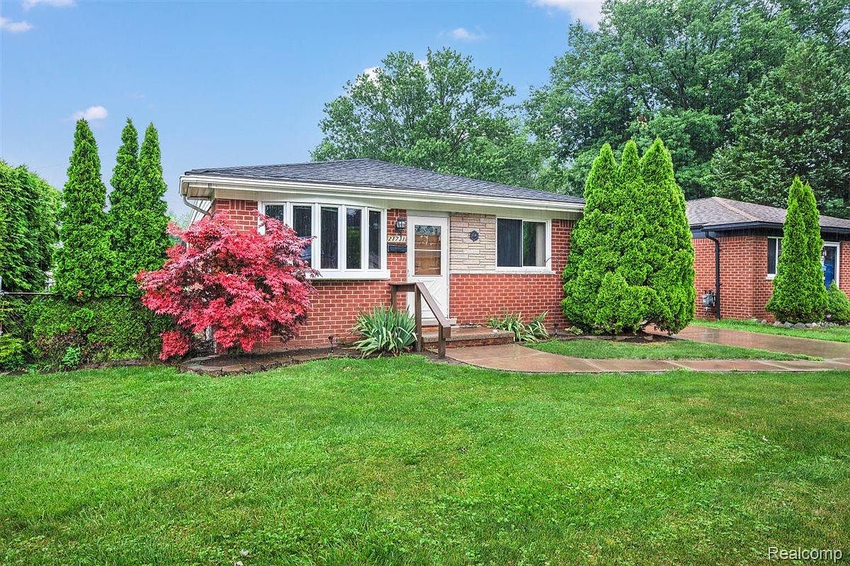 21731 Raymond St, Saint Clair Shores, MI 48082