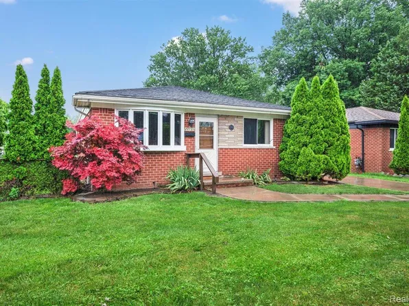 21731 Raymond St, Saint Clair Shores, MI 48082