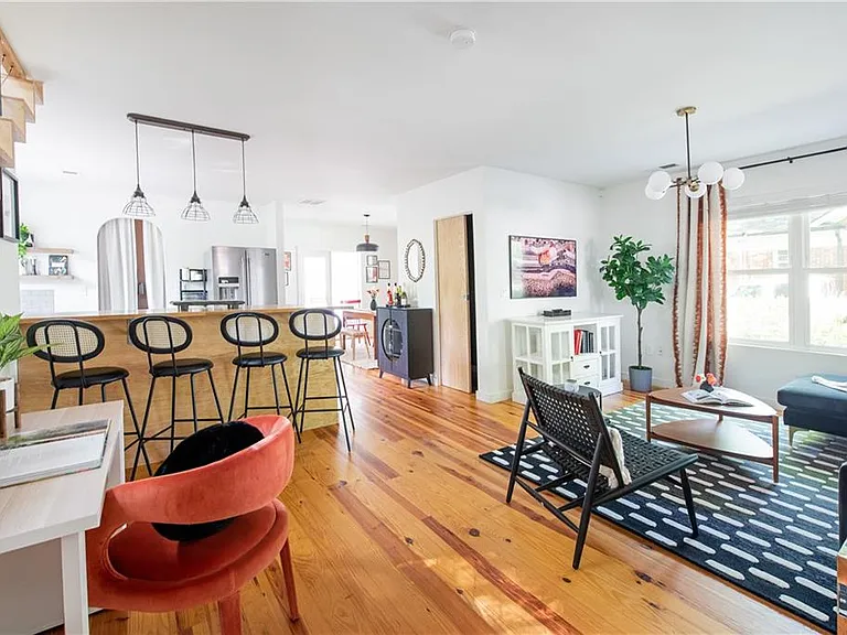 715 Hobart Ave SE — Photo 1