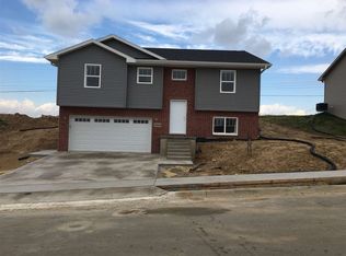 1940 Golden Eagle Dr, Dubuque, IA 52001