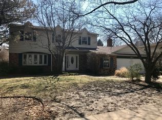 1031 Regency Ln, Libertyville, IL 60048