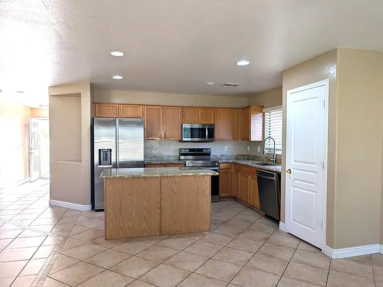 4226 N 92nd Ln — Photo 3