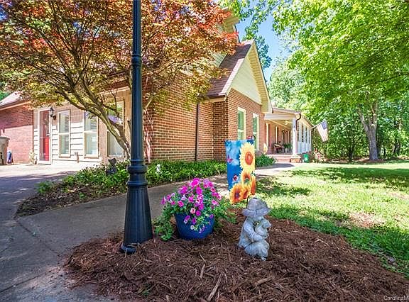 5th image of 313 Pinehurst Dr