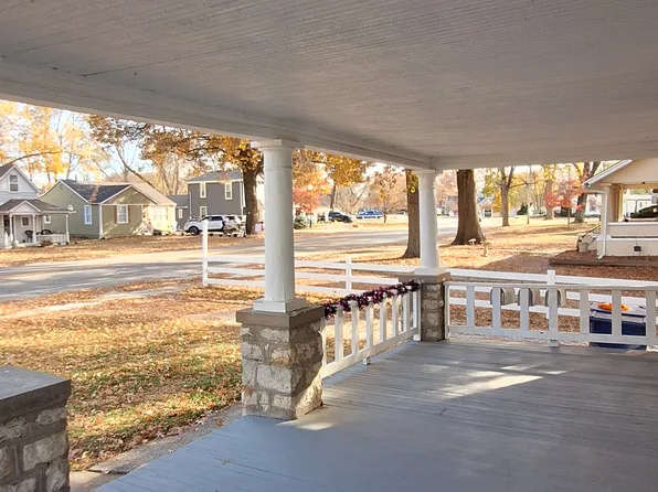 216 NE Douglas St APT 1, Lees Summit, MO 64063