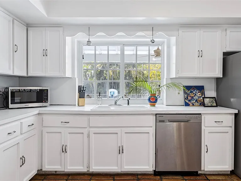 10130 SW 70th Ave — Photo 11