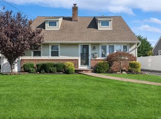 2759 Beach Dr, Merrick, NY 11566