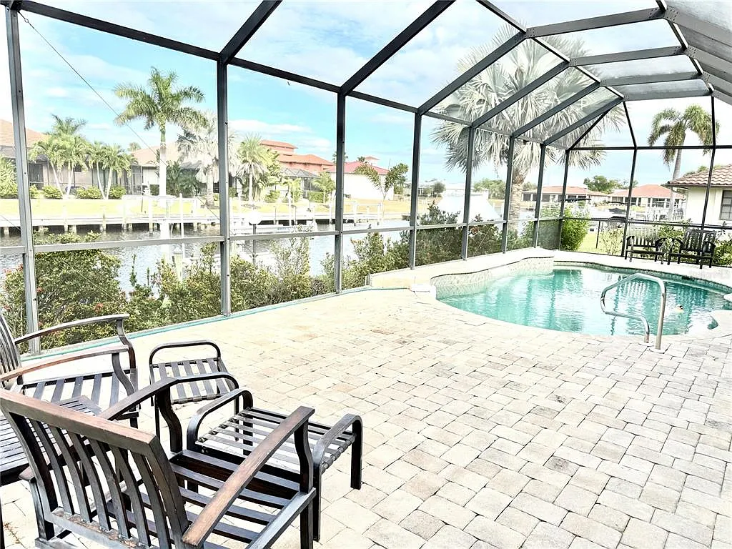3 bed, 2.0 bath, 2004 sqft, $5,000 — Photo 3